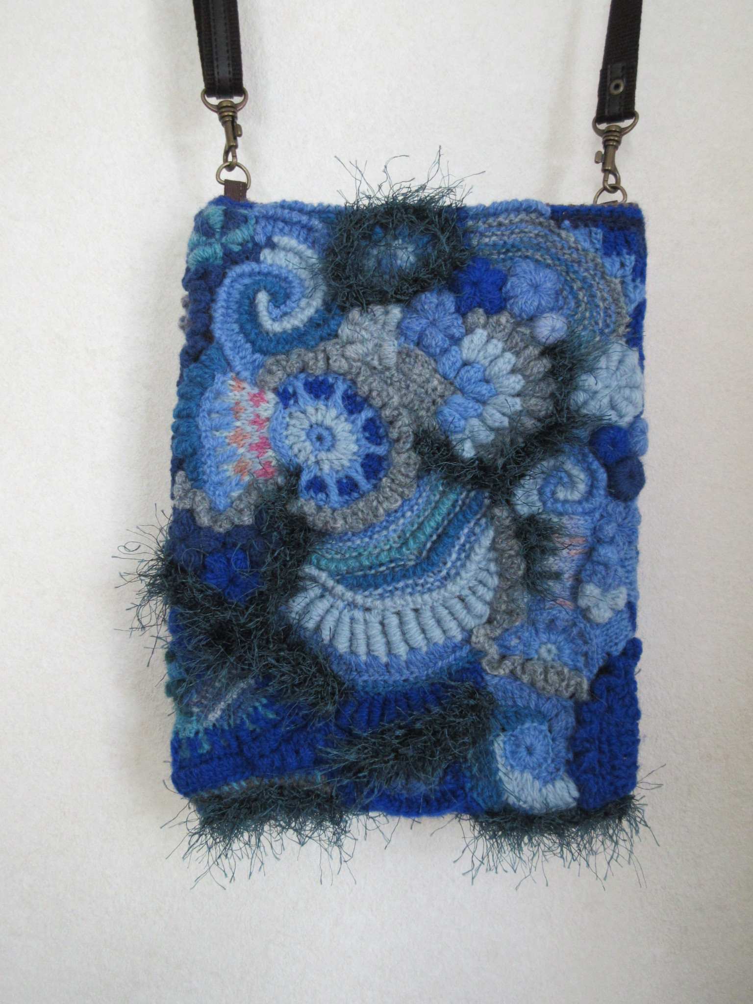 フリーフォームニットのスマホショルダー（ブルー系2）