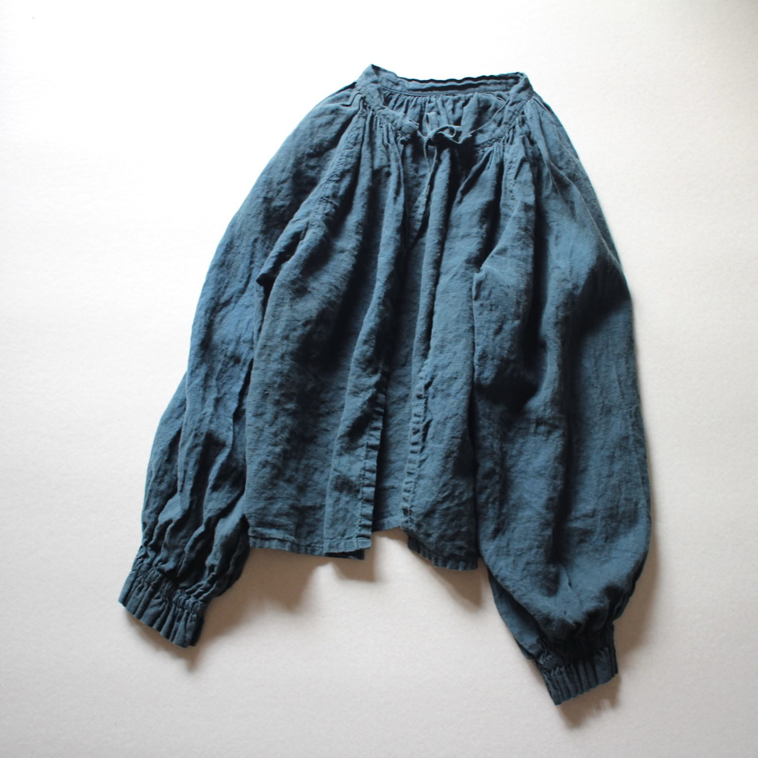 tsugumi – reversible airy blouse / 憲法黒色