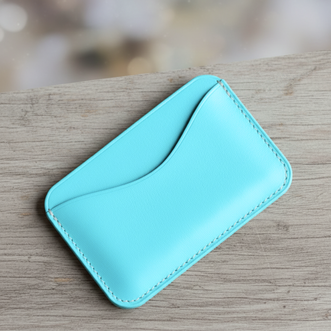 淡く澄んだパステルターコイズの本革カードホルダー〈刻印対応〉
