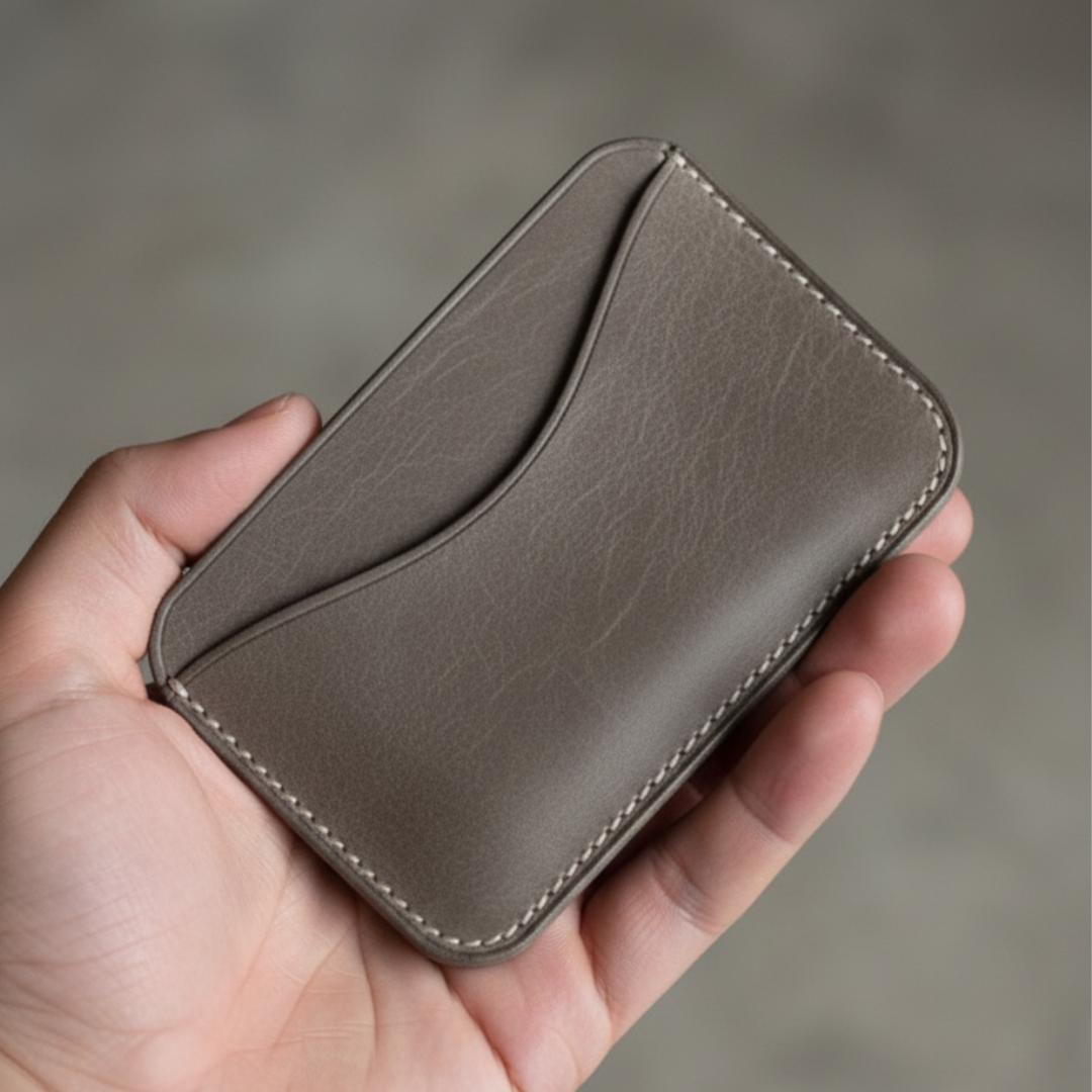 上品なグレージュの本革カードホルダー植物タンニンなめし革〈刻印対応〉