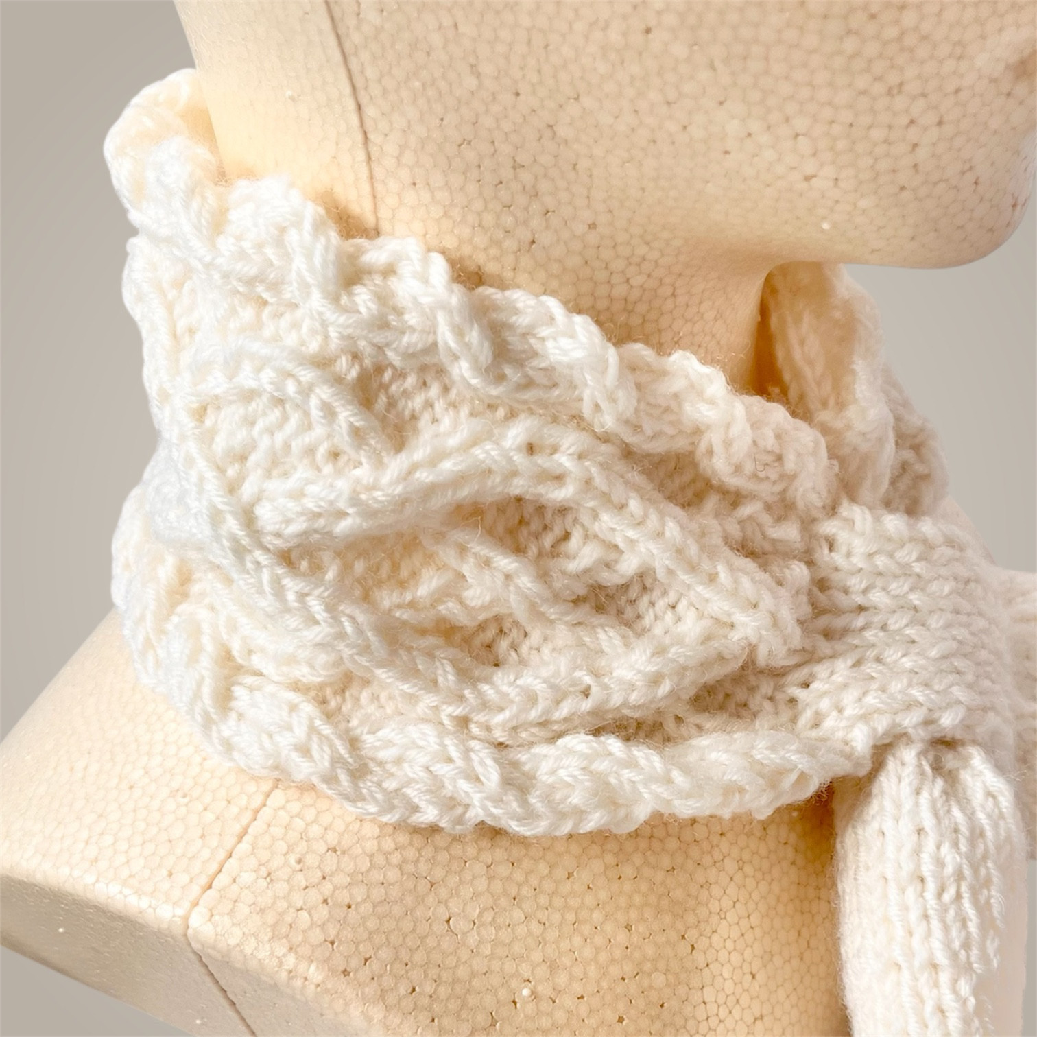 アルパカ混ふんわりリボンマフラー｜ 立体アラン模様のやさしい冬ニット ピュアホワイト