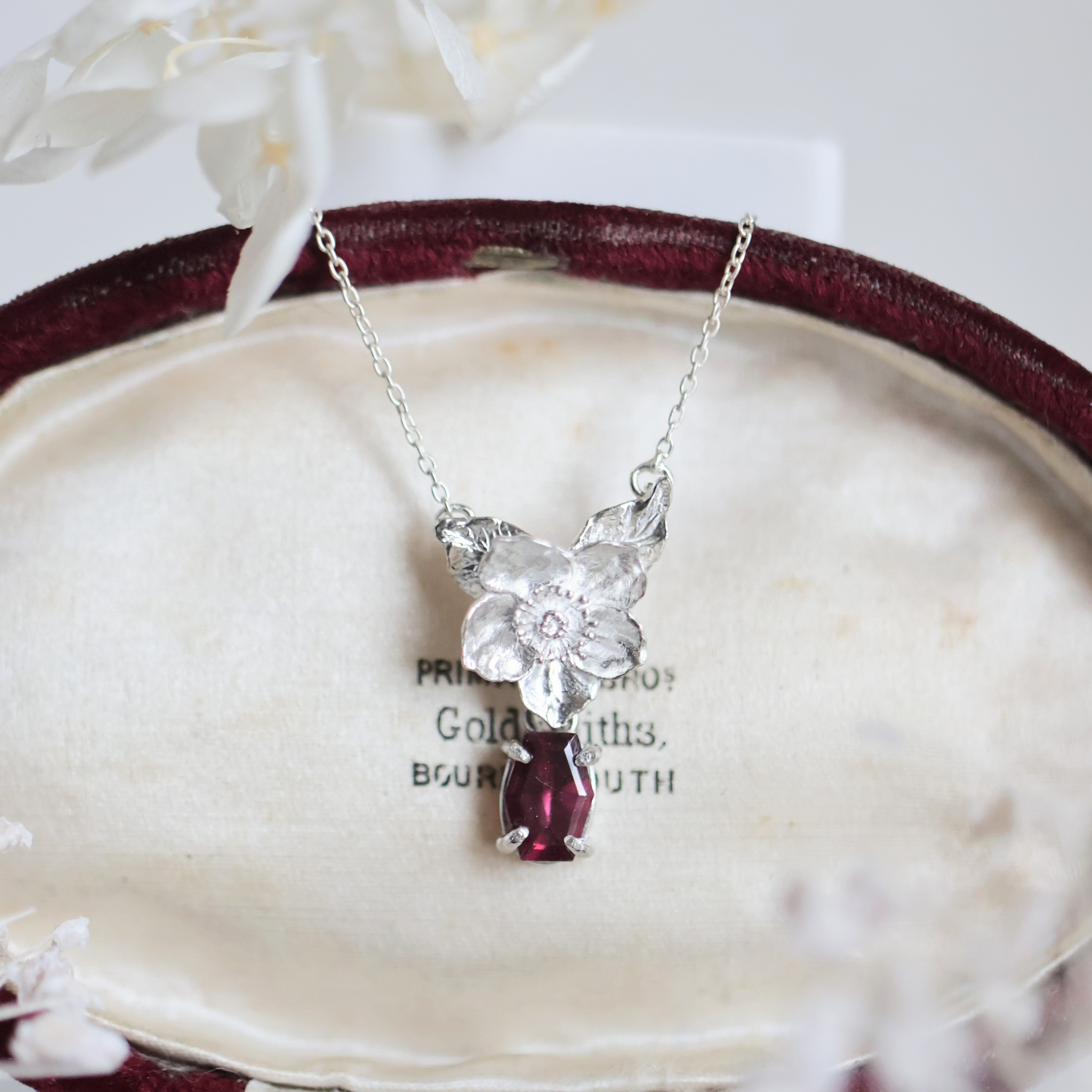 ロードライトガーネット＆クリスマスローズネックレス【期間限定】【1点もの】