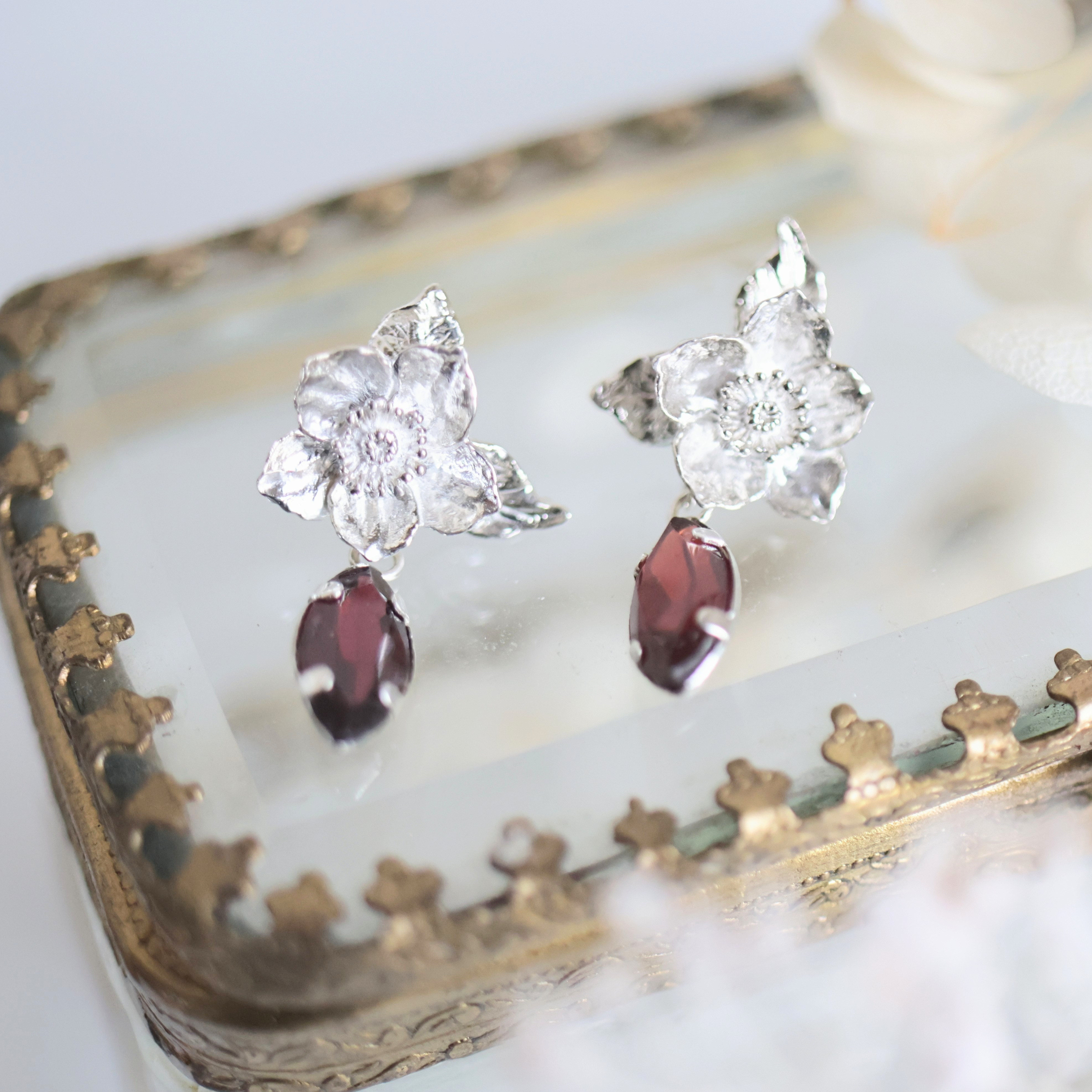 ガーネット＆クリスマスローズのピアス【期間限定】【1点もの】