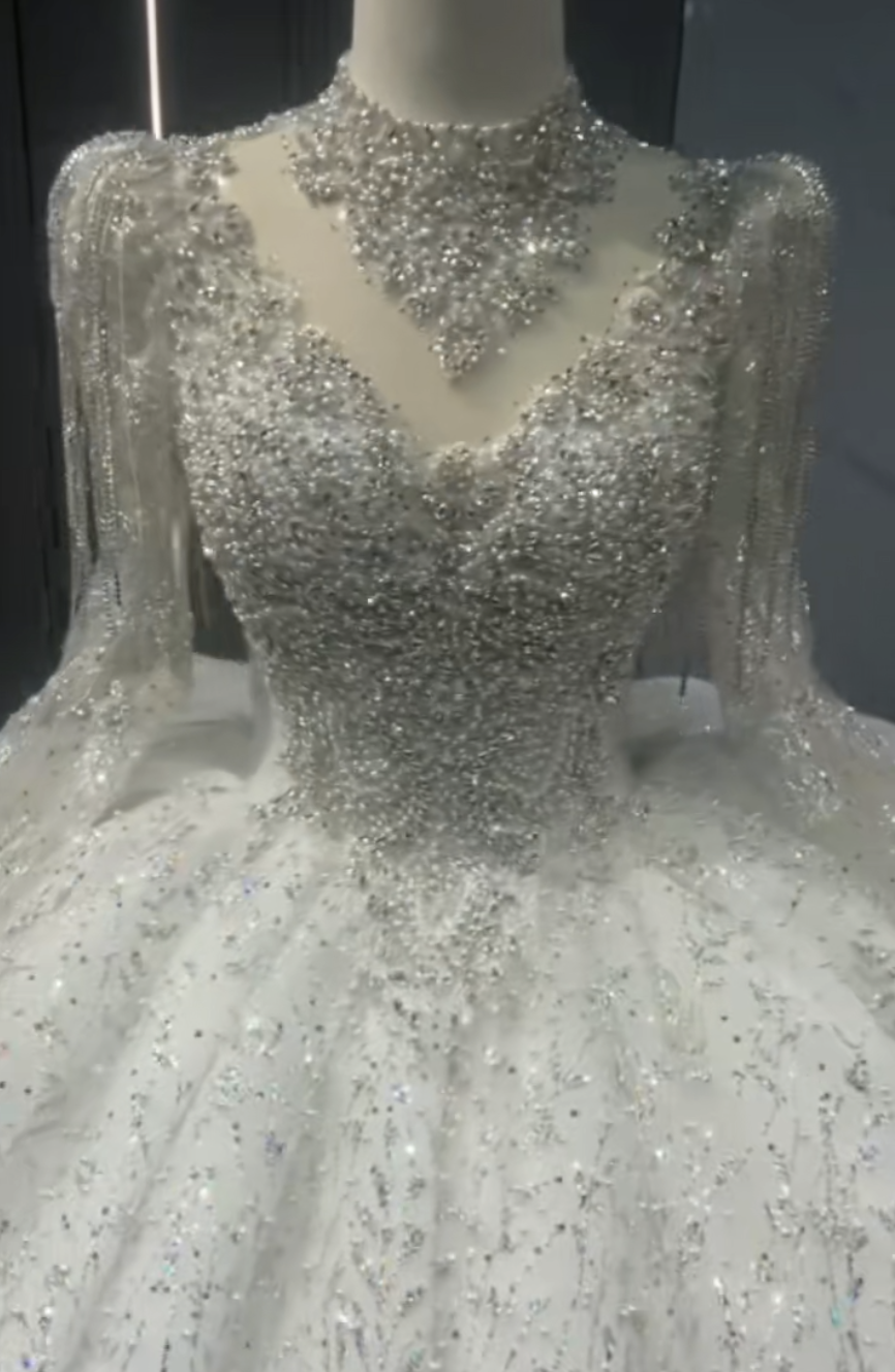 新作おしゃれなウェディングドレス　ボリューム　プリンセスPrincess ネックレス付き　ビジューストーン　編み上げ挙式