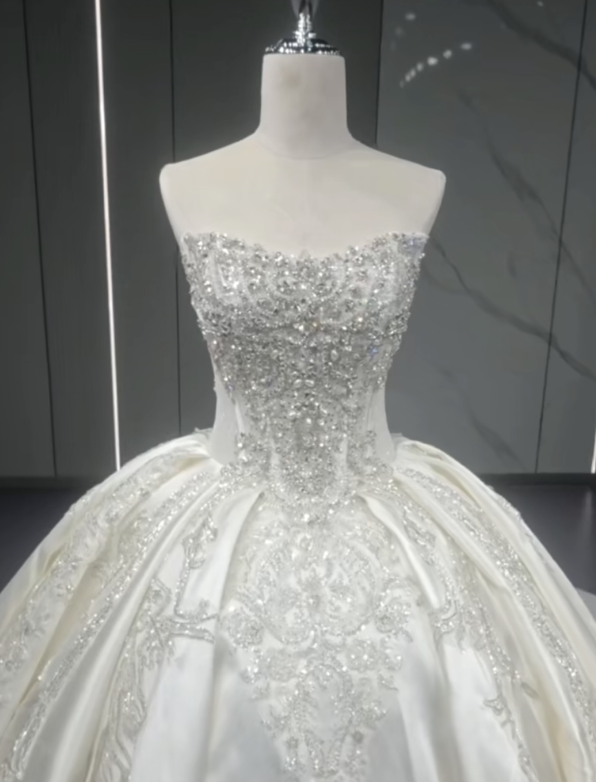 高品質保証　ベール袖　高級サテン　オフホワイト白　裾引きにレース付き　可愛い韓国風ブライダル　海外挙式本命ドレス製作披露