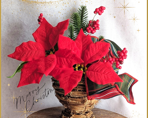 冬を彩るポインセチアのナチュラルなアレンジメント ずっときれいな