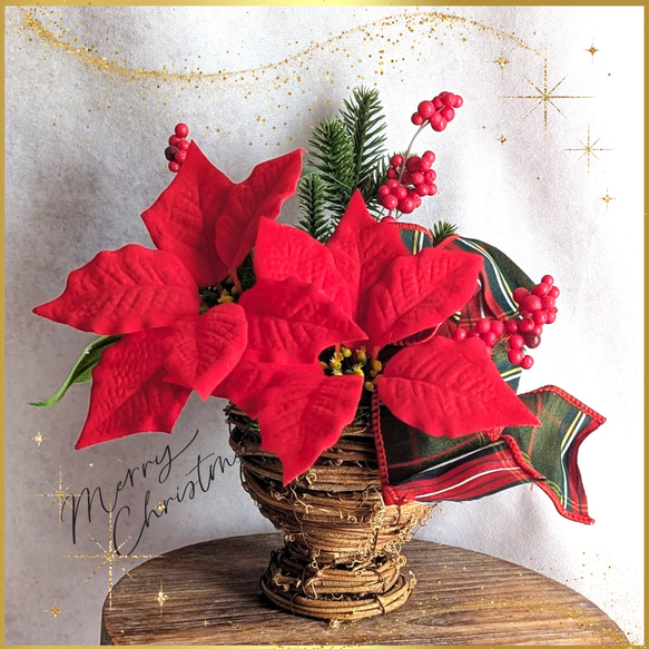 冬を彩るポインセチアのナチュラルなアレンジメント ずっときれいな