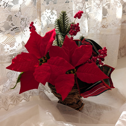 冬を彩るポインセチアのナチュラルなアレンジメント ずっときれいな