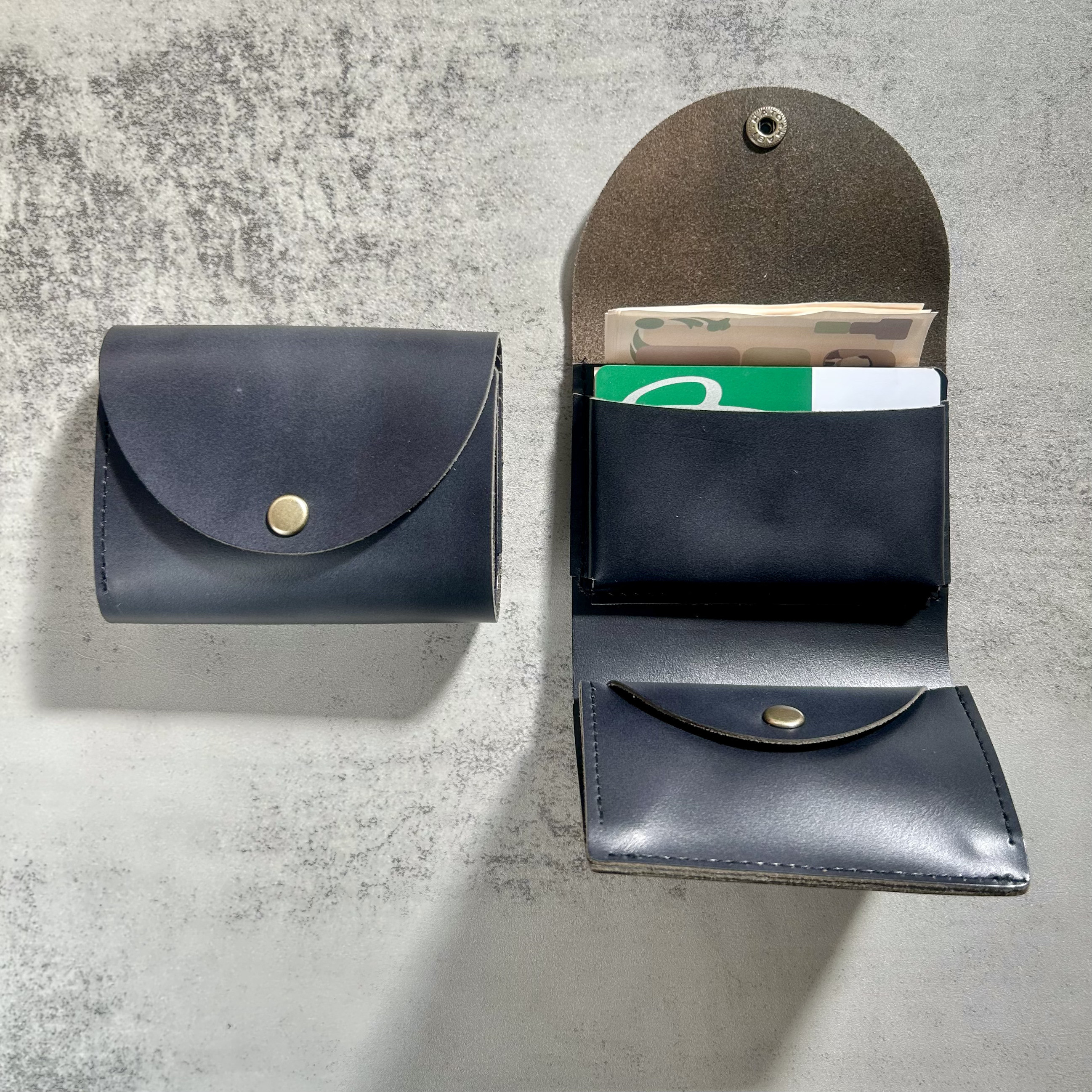 本牛革お札を折らないコンパクト財布　スムースレザーグレーブラック黒メンズプレゼント使いやすいカード二つ三つ折りミニサブ