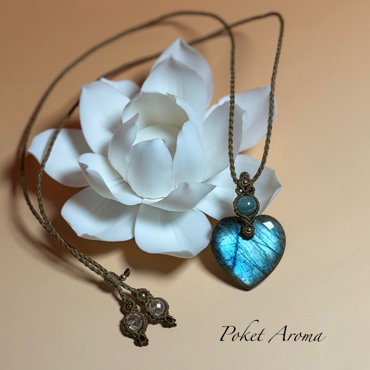 『愛』ラブラドライトとグリーンカイヤナイトのマクラメペンダントネックレス