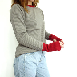 【日本製造】羊毛混紡針織衫，附指孔（灰褐色 x 紅色） 第8張的照片