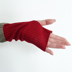 【日本製造】羊毛混紡針織衫，附指孔（灰褐色 x 紅色） 第5張的照片