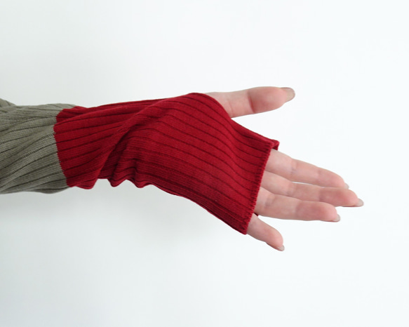 【日本製造】羊毛混紡針織衫，附指孔（灰褐色 x 紅色） 第5張的照片