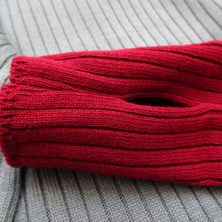 【日本製造】羊毛混紡針織衫，附指孔（灰褐色 x 紅色） 第7張的照片