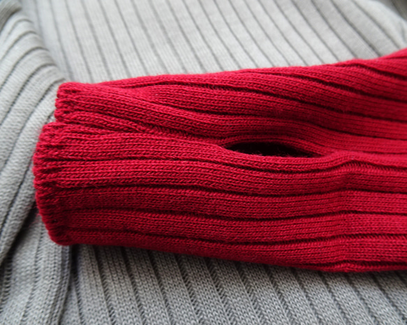 【日本製造】羊毛混紡針織衫，附指孔（灰褐色 x 紅色） 第7張的照片