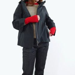 【日本製造】羊毛混紡針織衫，附指孔（灰褐色 x 紅色） 第6張的照片