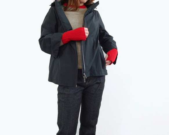 【日本製造】羊毛混紡針織衫，附指孔（灰褐色 x 紅色） 第6張的照片