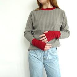 【日本製造】羊毛混紡針織衫，附指孔（灰褐色 x 紅色） 第3張的照片