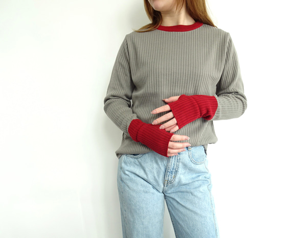 【日本製造】羊毛混紡針織衫，附指孔（灰褐色 x 紅色） 第3張的照片