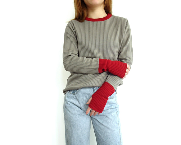 【日本製造】羊毛混紡針織衫，附指孔（灰褐色 x 紅色） 第1張的照片