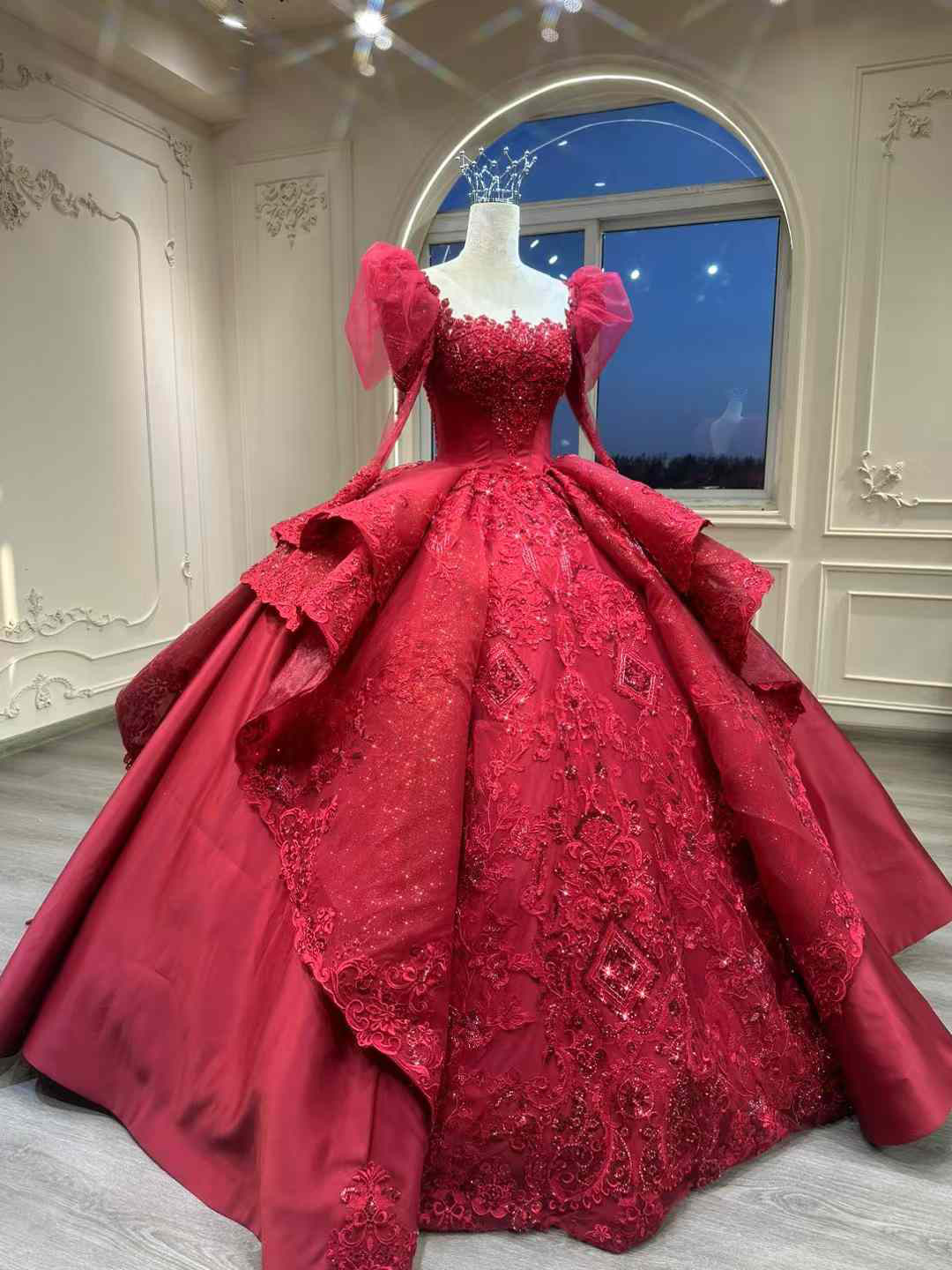 高級感溢れる！プリンセスライン　サテン　魅惑の花レース　成人式　ボルドー色　短いトレーン　スクエアネック長袖結婚式前撮り