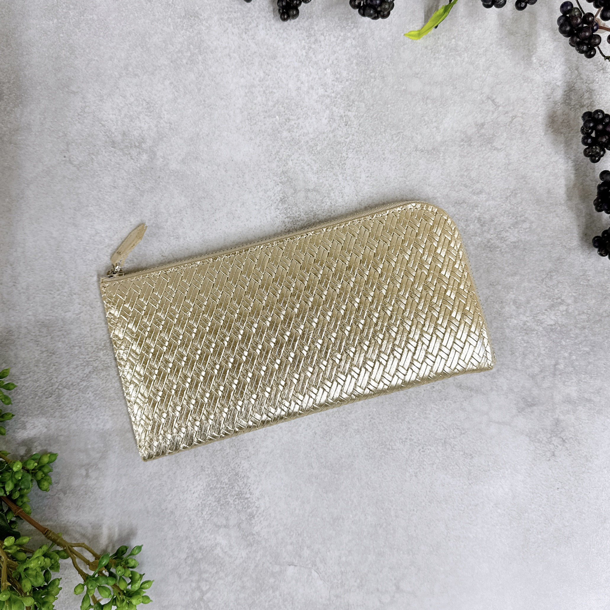 大きく開いて使いやすい！ マチ付き 極小長財布 8枚カードポケット 編み込みエンボスレザー ゴールド