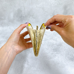 大きく開いて使いやすい！ マチ付き 極小長財布 8枚カードポケット 編み込みエンボスレザー ゴールド 8枚目の画像