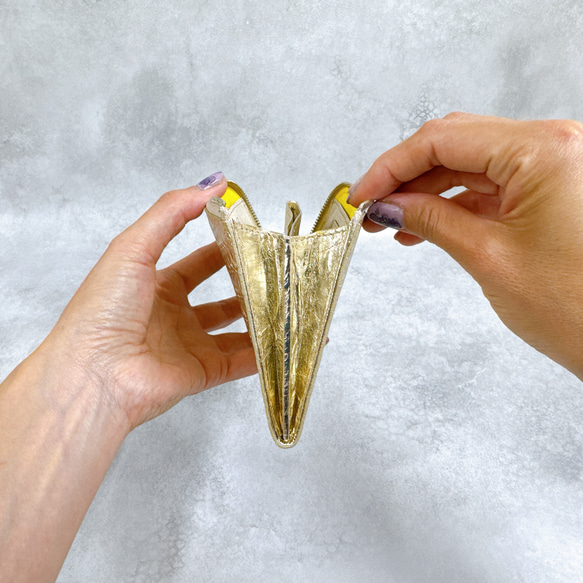 大きく開いて使いやすい！ マチ付き 極小長財布 8枚カードポケット 編み込みエンボスレザー ゴールド 8枚目の画像