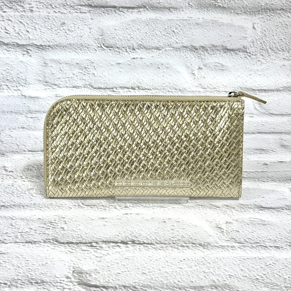 大きく開いて使いやすい！ マチ付き 極小長財布 8枚カードポケット 編み込みエンボスレザー ゴールド 4枚目の画像