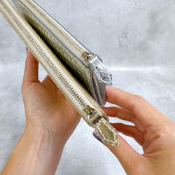 大きく開いて使いやすい！ マチ付き 極小長財布 8枚カードポケット 編み込みエンボスレザー ゴールド 13枚目の画像