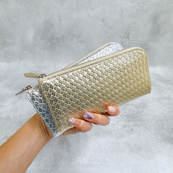 大きく開いて使いやすい！ マチ付き 極小長財布 8枚カードポケット 編み込みエンボスレザー ゴールド 12枚目の画像