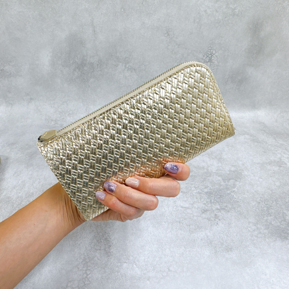 大きく開いて使いやすい！ マチ付き 極小長財布 8枚カードポケット 編み込みエンボスレザー ゴールド 1枚目の画像