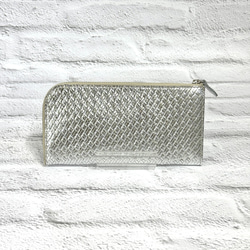 大きく開いて使いやすい！ マチ付き 極小長財布 8枚カードポケット 編み込みエンボスレザー シルバー 3枚目の画像