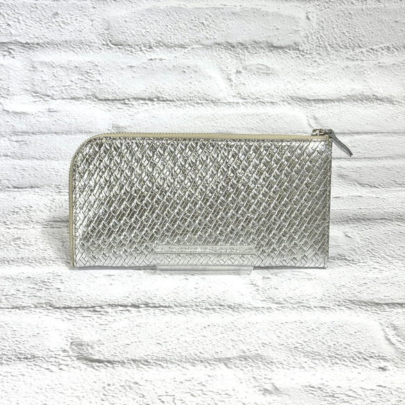 大きく開いて使いやすい！ マチ付き 極小長財布 8枚カードポケット 編み込みエンボスレザー シルバー 3枚目の画像