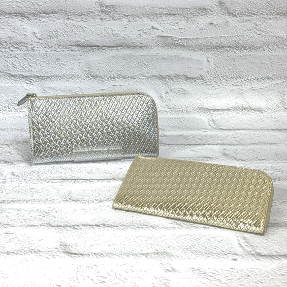 大きく開いて使いやすい！ マチ付き 極小長財布 8枚カードポケット 編み込みエンボスレザー シルバー 7枚目の画像