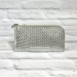 大きく開いて使いやすい！ マチ付き 極小長財布 8枚カードポケット 編み込みエンボスレザー シルバー 1枚目の画像