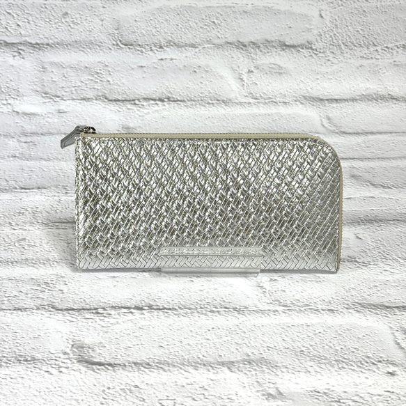 大きく開いて使いやすい！ マチ付き 極小長財布 8枚カードポケット 編み込みエンボスレザー シルバー 1枚目の画像