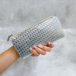 大きく開いて使いやすい！ マチ付き 極小長財布 8枚カードポケット 編み込みエンボスレザー シルバー 4枚目の画像