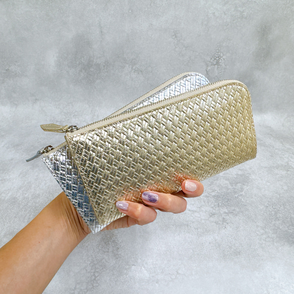 大きく開いて使いやすい！ マチ付き 極小長財布 8枚カードポケット 編み込みエンボスレザー シルバー 8枚目の画像