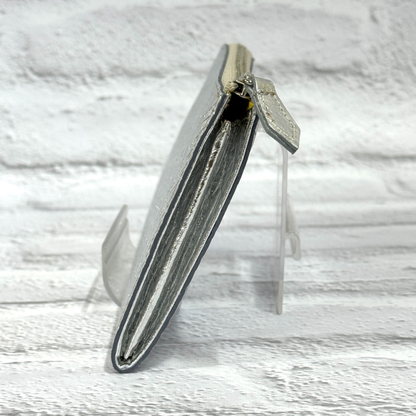 大きく開いて使いやすい！ マチ付き 極小長財布 8枚カードポケット 編み込みエンボスレザー シルバー 2枚目の画像