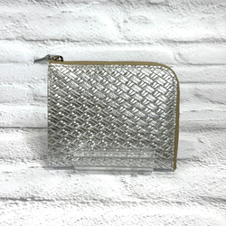 大きく開いて使いやすい！ マチ付き コンパクト財布 ハーフ 編み込みエンボスレザー シルバー 3枚目の画像