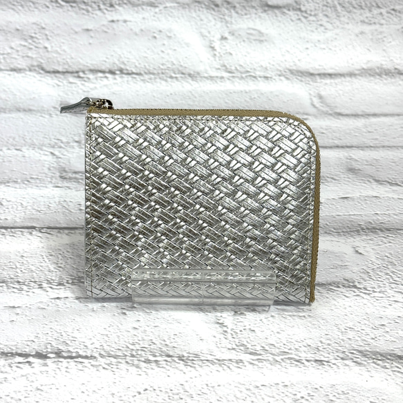 大きく開いて使いやすい！ マチ付き コンパクト財布 ハーフ 編み込みエンボスレザー シルバー 3枚目の画像