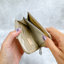 大きく開いて使いやすい！ マチ付き コンパクト財布 ハーフ 編み込みエンボスレザー シルバー 13枚目の画像