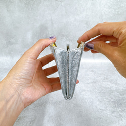 大きく開いて使いやすい！ マチ付き コンパクト財布 ハーフ 編み込みエンボスレザー シルバー 14枚目の画像