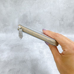 大きく開いて使いやすい！ マチ付き コンパクト財布 ハーフ 編み込みエンボスレザー シルバー 15枚目の画像