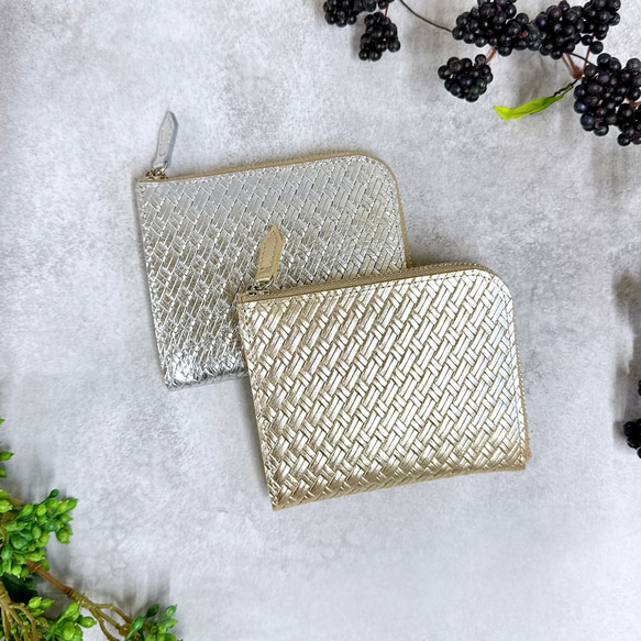 大きく開いて使いやすい！ マチ付き コンパクト財布 ハーフ 編み込みエンボスレザー シルバー 10枚目の画像