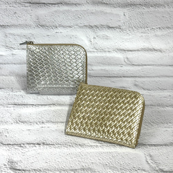 大きく開いて使いやすい！ マチ付き コンパクト財布 ハーフ 編み込みエンボスレザー シルバー 9枚目の画像