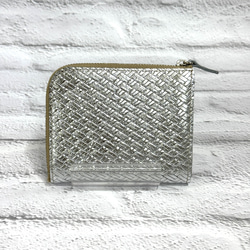 大きく開いて使いやすい！ マチ付き コンパクト財布 ハーフ 編み込みエンボスレザー シルバー 5枚目の画像