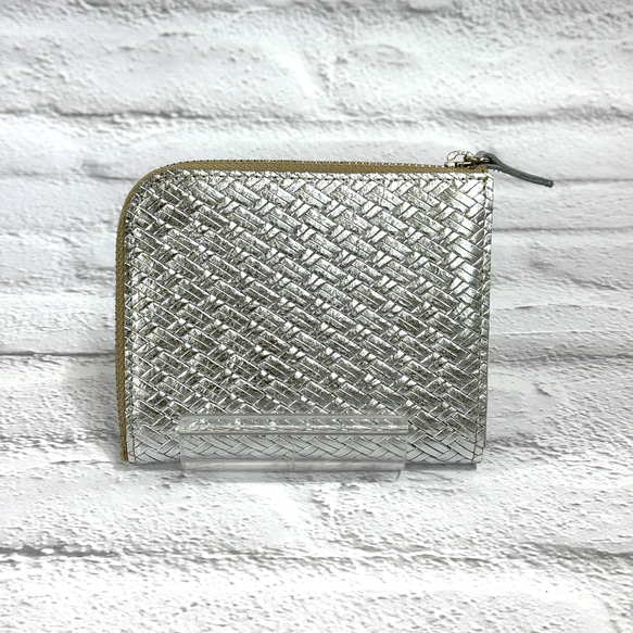 大きく開いて使いやすい！ マチ付き コンパクト財布 ハーフ 編み込みエンボスレザー シルバー 5枚目の画像