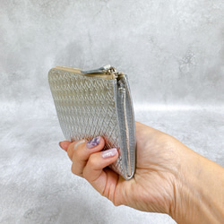 大きく開いて使いやすい！ マチ付き コンパクト財布 ハーフ 編み込みエンボスレザー シルバー 16枚目の画像